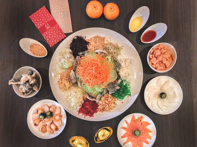 joyous-reunions-at-se7enth,-oakwood-premier-amtd-singapore-welcome-lunar-new-year-with-two-yusheng-platters-and-modern-fare-for-get-togethers.