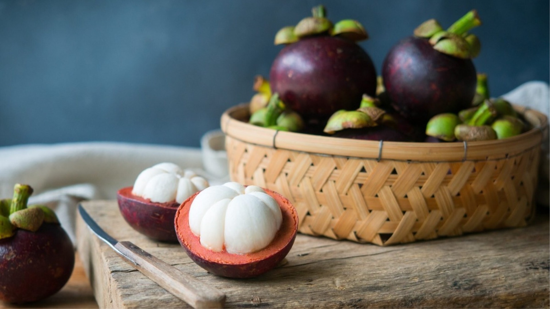 what-is-a-mangosteen,-what-does-it-taste-like,-and-why-is-it-so-expensive?