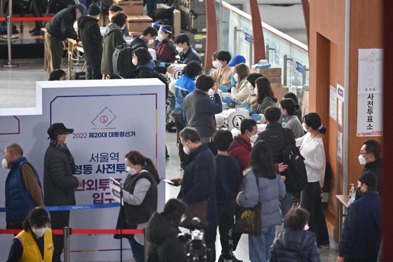 south-korea-apologises-for-poor-planning-during-special-early-voting-for-covid-19-patients