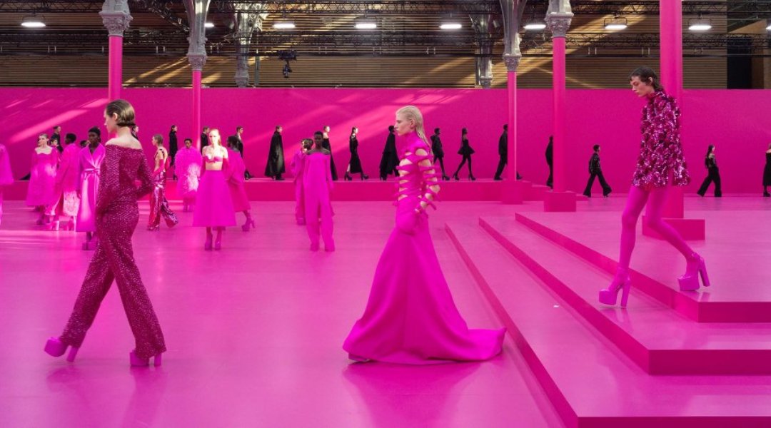 paris-fashion-week-2022:-behind-valentino’s-monochrome-pink-collection