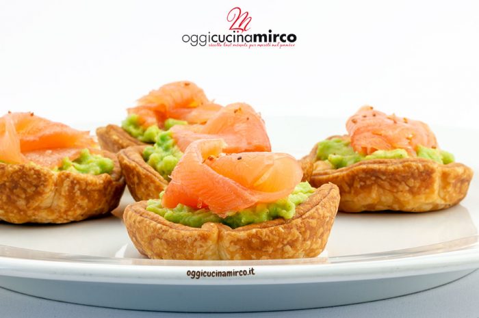 cestini-di-sfoglia-con-crema-di-avocado-e-salmone