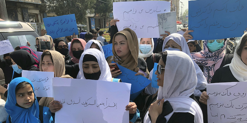decine-di-donne-hanno-protestato-a-kabul-per-chiedere-la-riapertura-delle-scuole-secondarie-femminili
