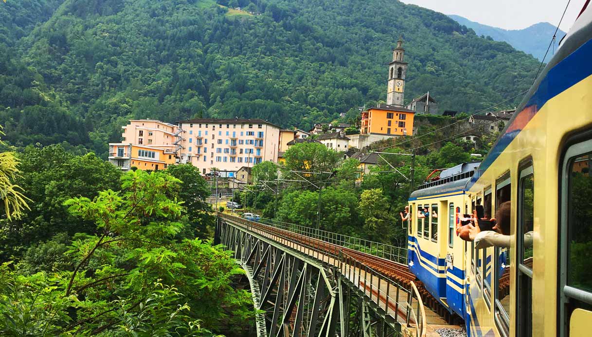 il-treno-storico-che-attraversa-le-valli-incantate-delle-alpi