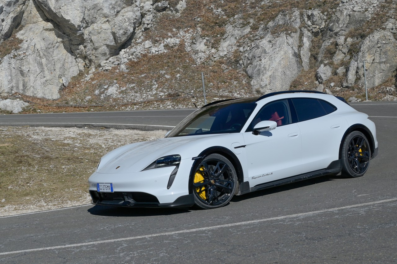 porsche-taycan-cross-turismo-turbo-s:-il-video