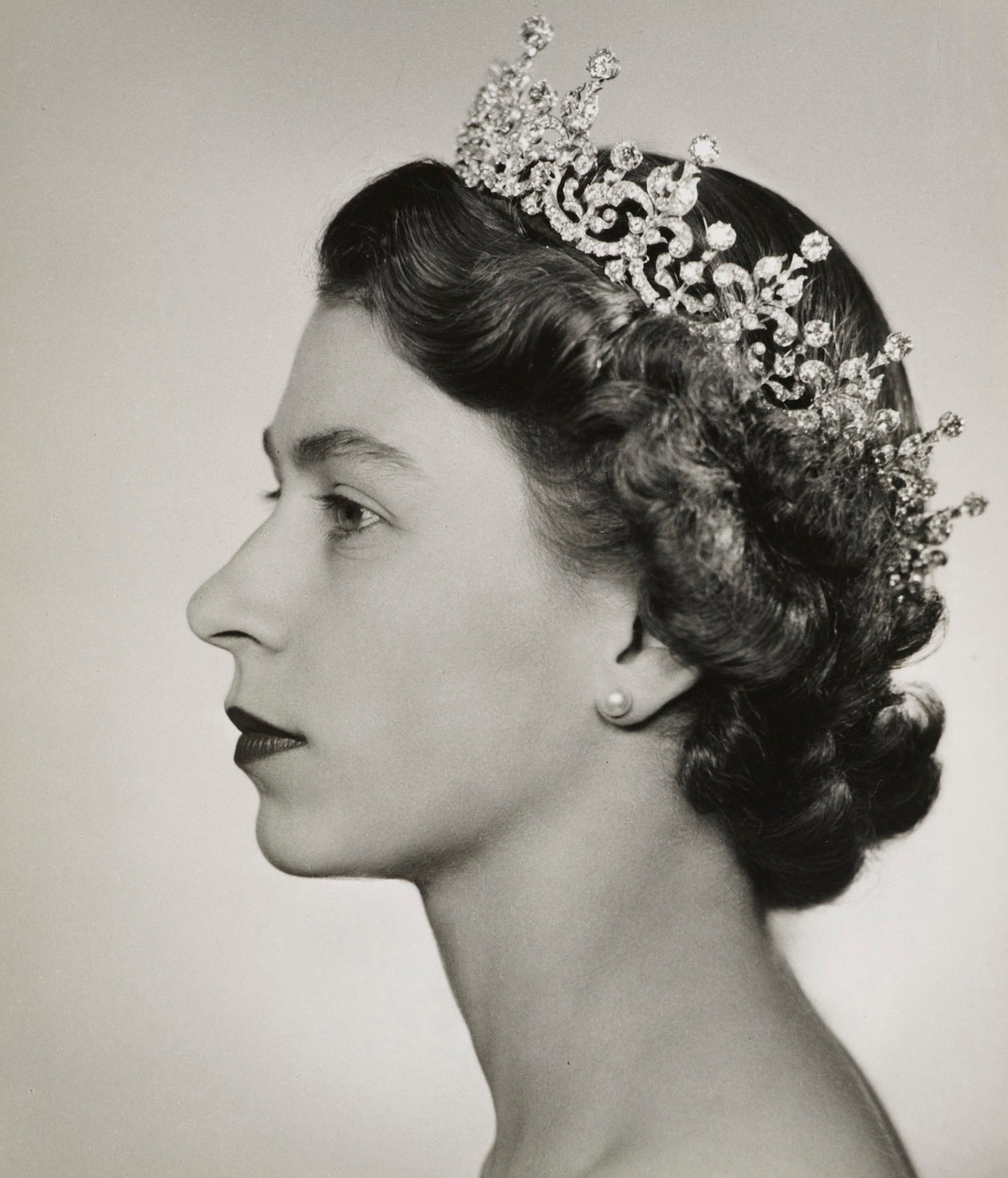 tiara-of-the-month:-one-of-her-majesty’s-most-prized-diadems,-the-girls-of-great-britain-and-ireland-tiara