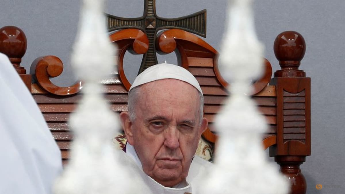 pope-francis-struggles-with-leg-pain-in-malta,-defends-migrants