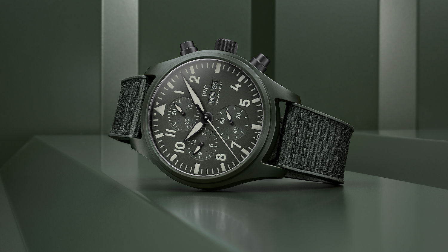 watches-&-wonders-2022:-iwc-schaffhausen-showcases-exciting-colours-for-its-pilot’s-watch-chronograph-top-gun-line