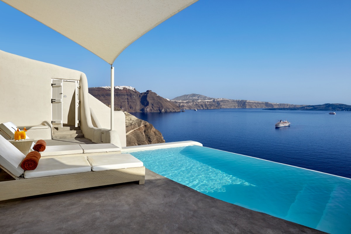 mystique,-luxury-collection-hotel,-riapre-a-santorini-per-la-nuova-stagione-2022