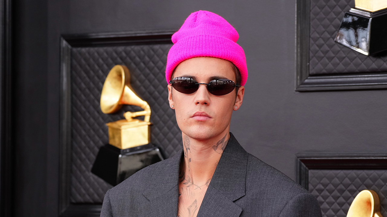 think-pink:-justin-bieber-and-kid-laroi’s-grammy-awards-style