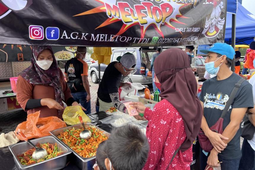 thousands-throng-ramadan-bazaars-in-malaysia,-raising-crowd-control-worries