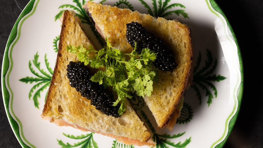 inside-the-luxe-new-lounge-serving-caviar-grilled-cheese-sandwiches-on-nyc’s-billionaire’s-row