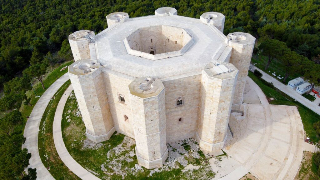 gucci-sfilera-a-castel-del-monte,-in-puglia