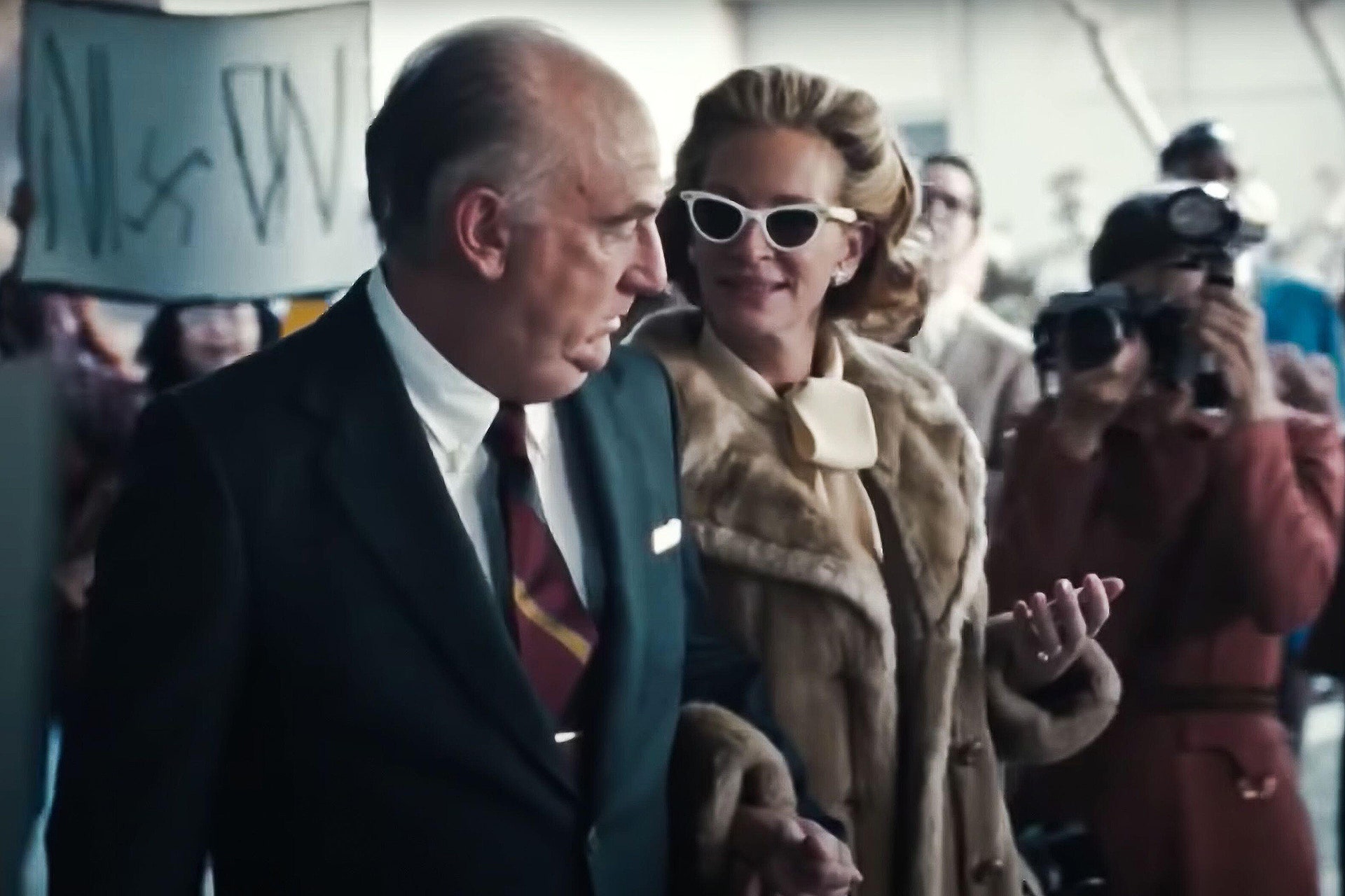 See Julia Roberts and Sean Penn transformed in Gaslit a gripping new