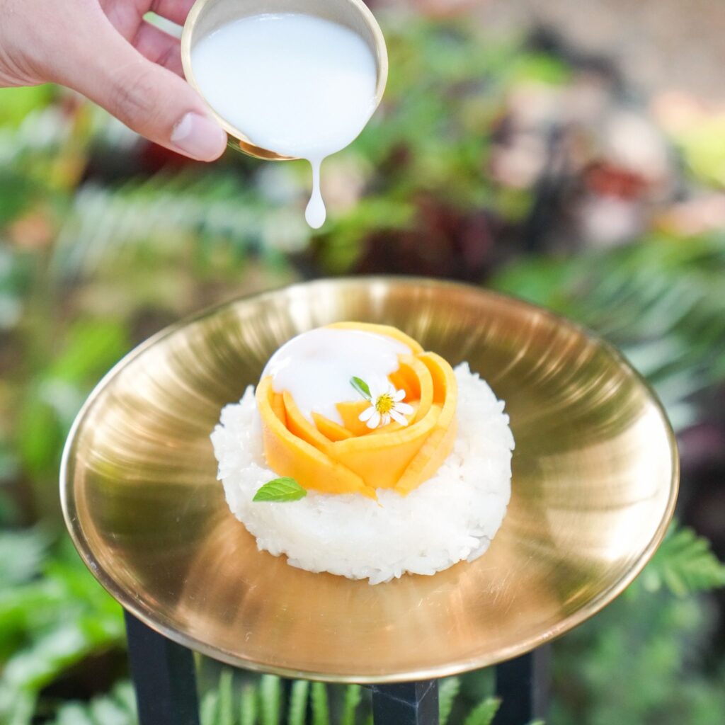 where-to-find-mango-sticky-rice-in-bangkok,-the-trendiest-dessert-of-the-season