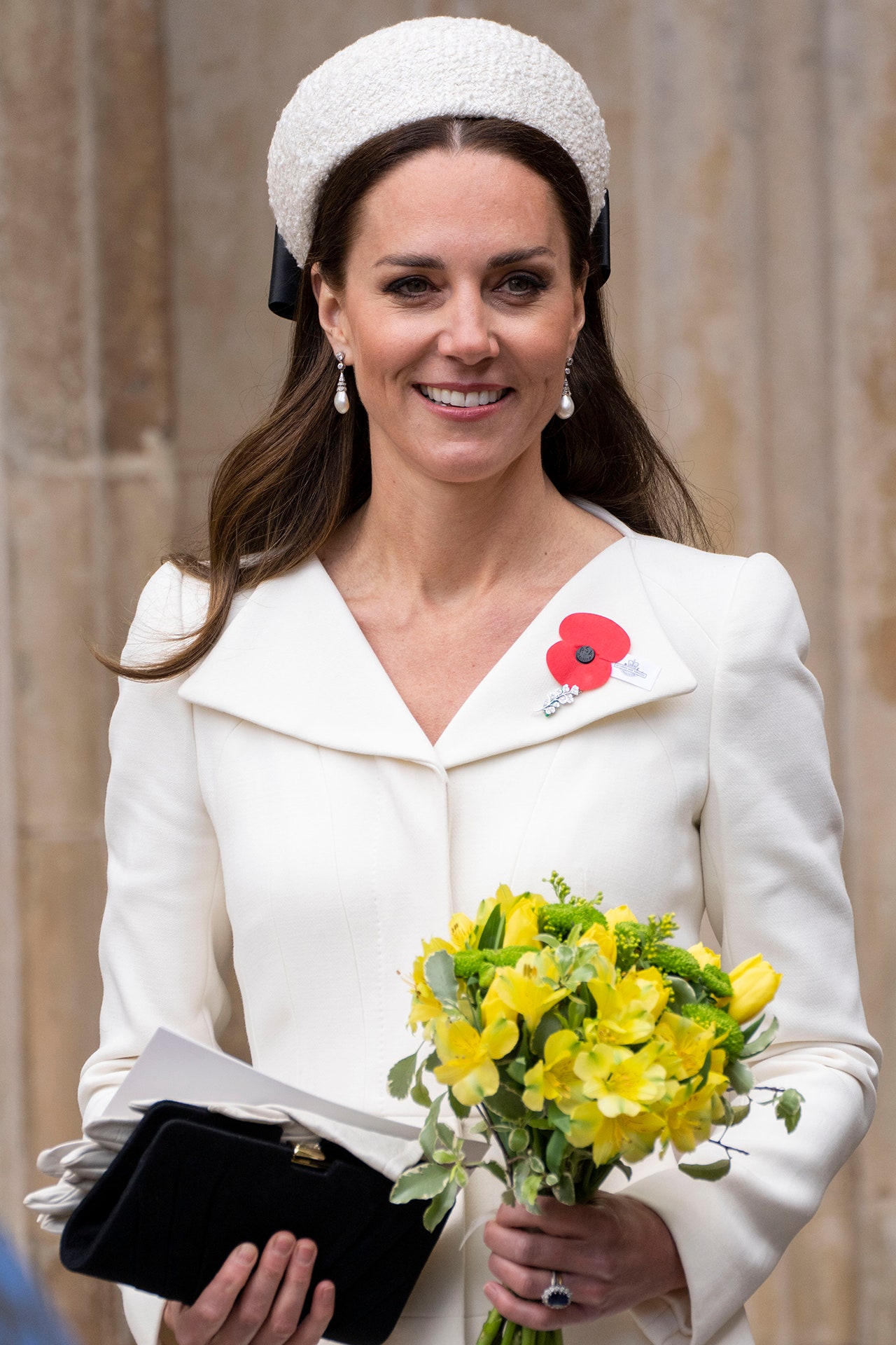 the-duchess-of-cambridge-champions-the-social-set’s-favourite-accessory-at-anzac-day-service