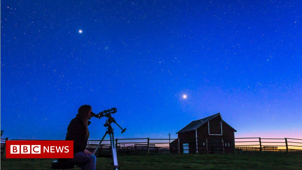 venus-and-jupiter-conjunction:-planets-to-almost-touch-in-night-sky