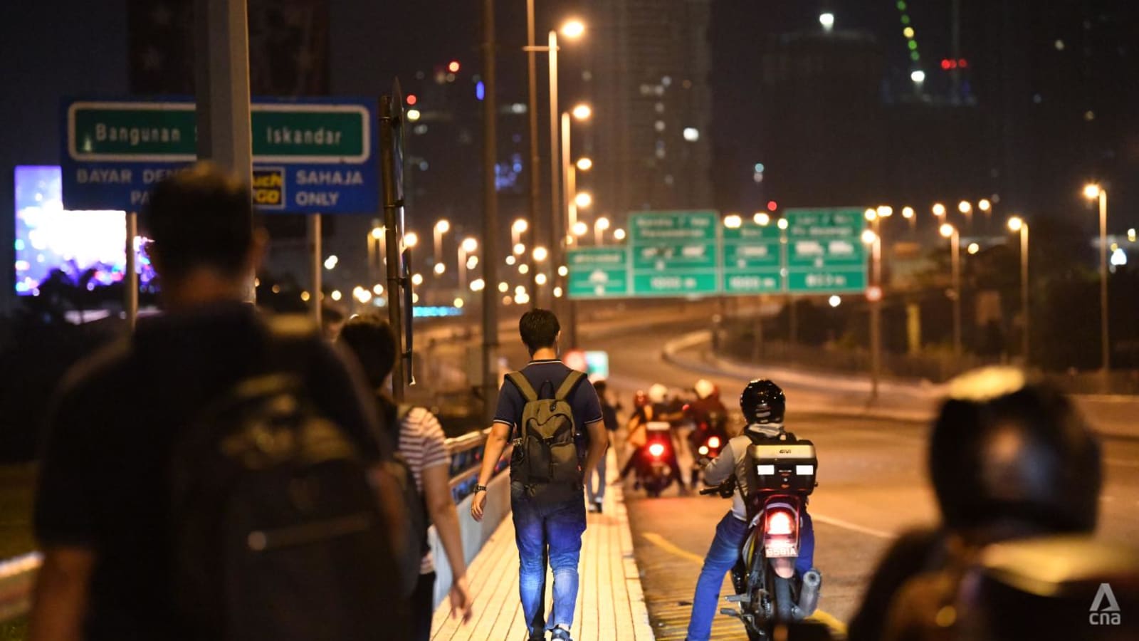 nearly-280,000-travellers-departed-singapore-for-malaysia-at-land-checkpoints-at-start-of-long-weekend