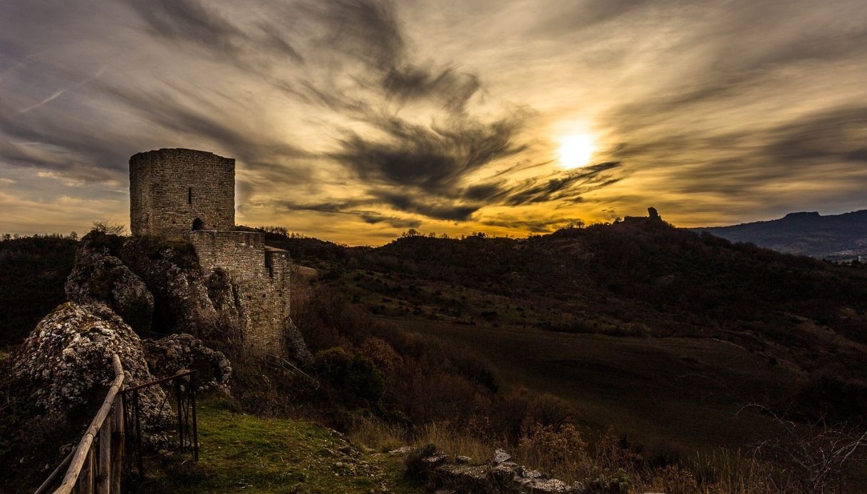 pietrarubbia,-il-borgo-solitario-che-sembra-un-museo-medievale