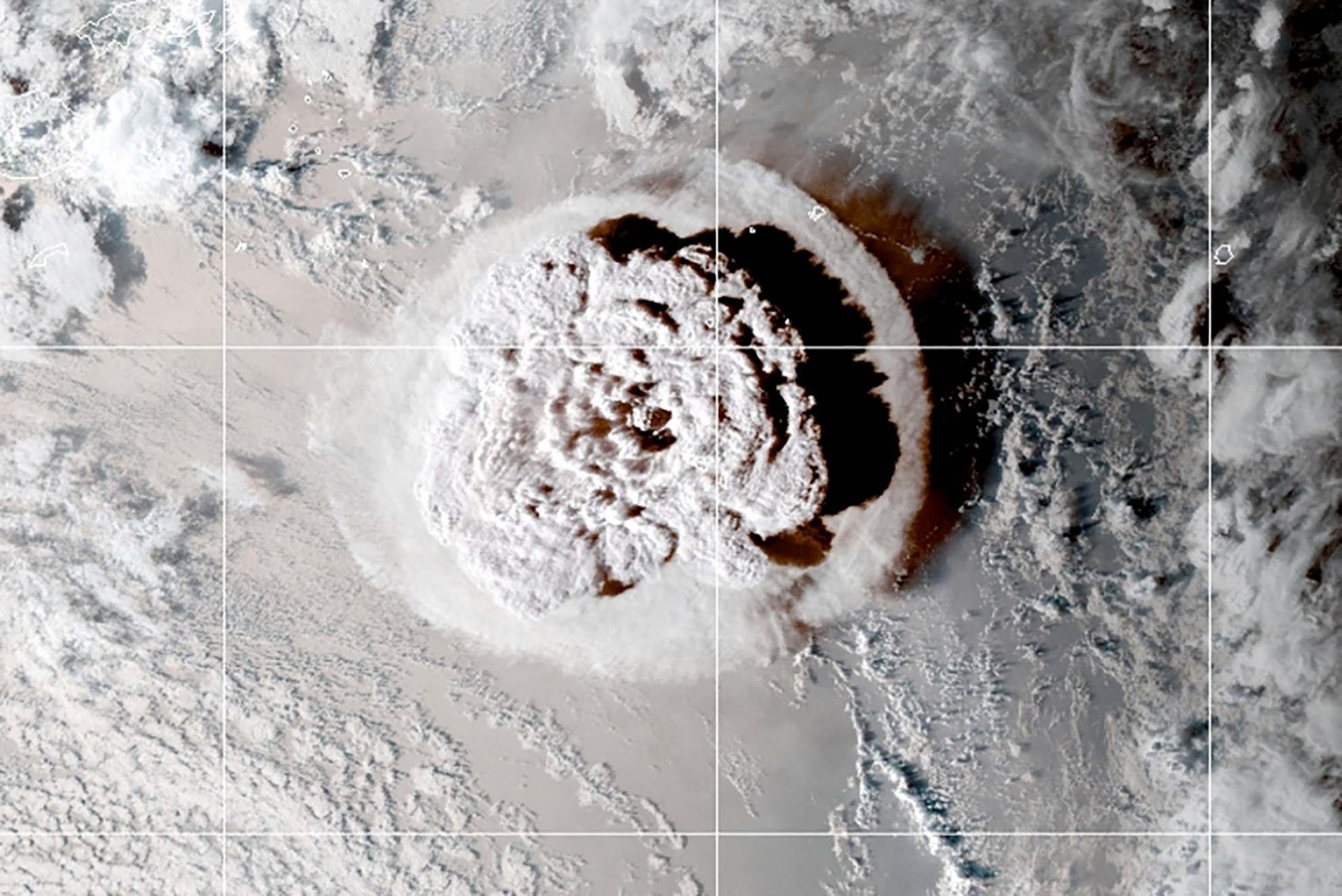 l’eruzione-del-vulcano-che-e-arrivata-fin-nello-spazio