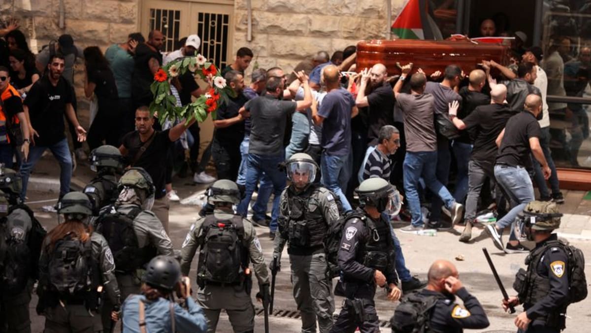 israeli-police-beat-mourners-at-funeral-of-slain-palestinian-journalist
