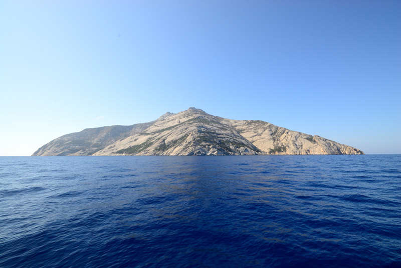 l’isola-di-montecristo-e-i-suoi-inaccessibili-misteri