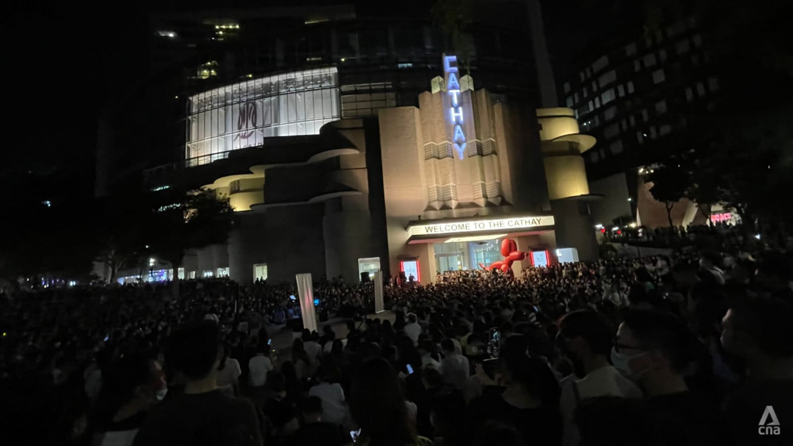 large-crowds-outside-the-cathay-as-people-gather-to-watch-busker-perform