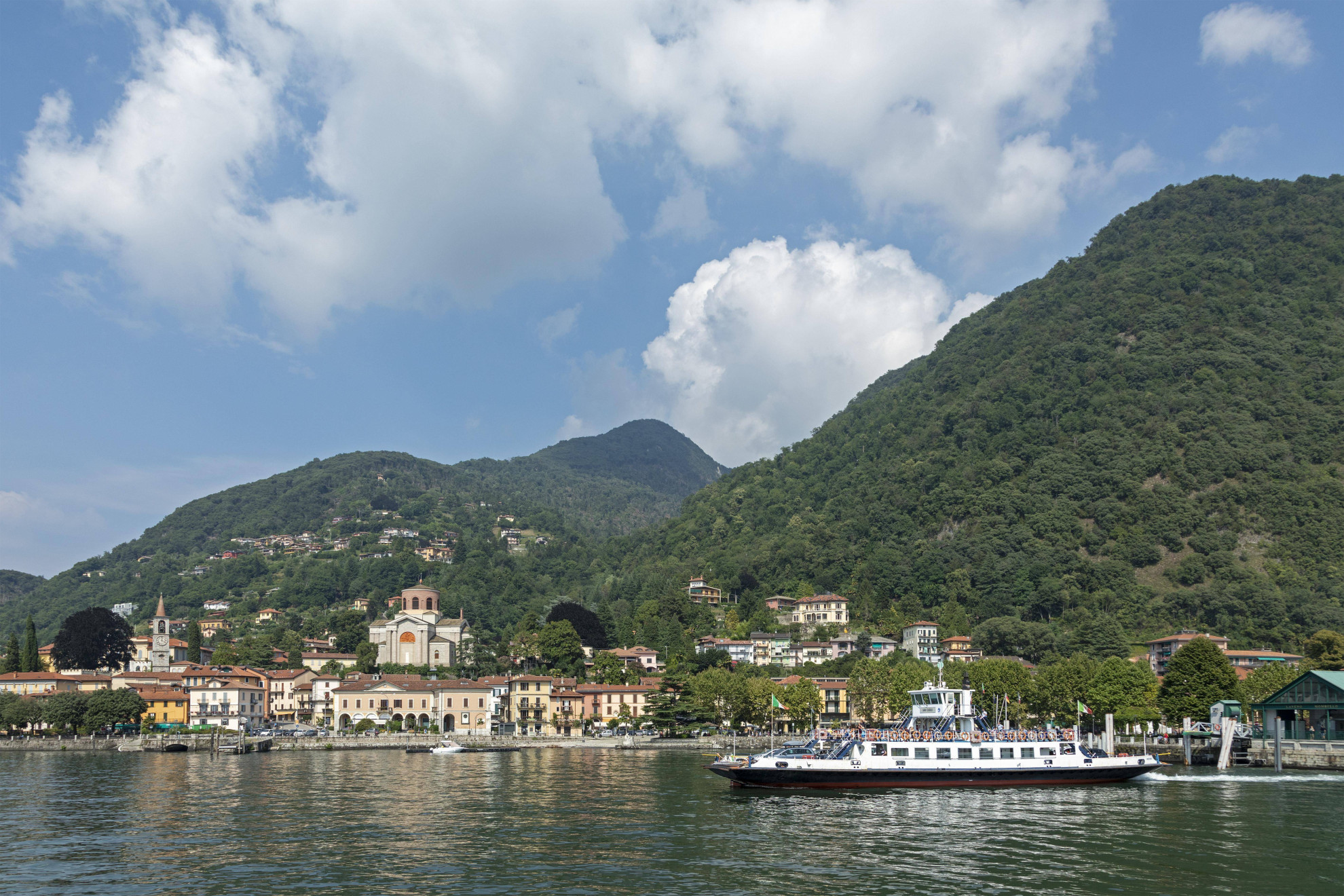 partorisce-a-bordo-del-traghetto-“ticino”,-sul-lago-maggiore