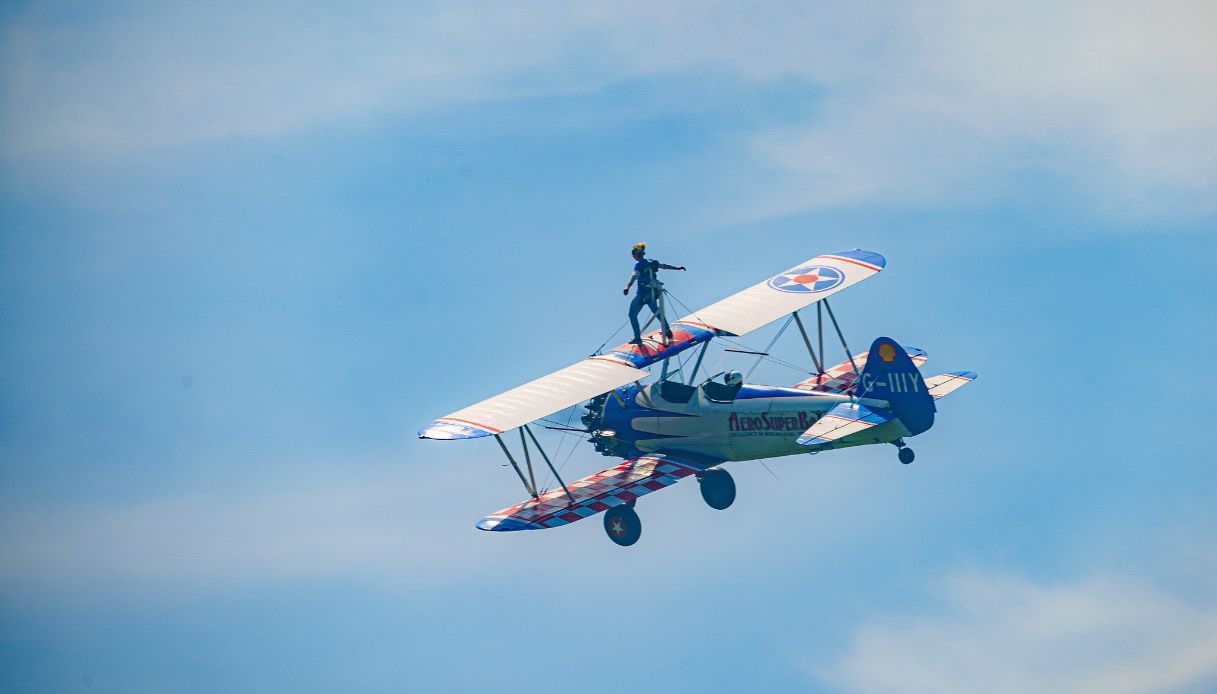 volare-sulle-ali-di-un-aereo:-chi-ha-il-coraggio-di-farlo?