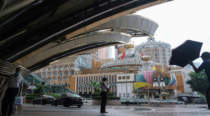 macau-shuts-popular-shopping-mall-in-race-to-contain-covid-outbreak