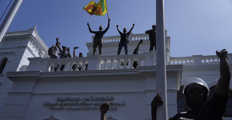 in-sri-lanka-i-manifestanti-hanno-assaltato-l’ufficio-del-primo-ministro