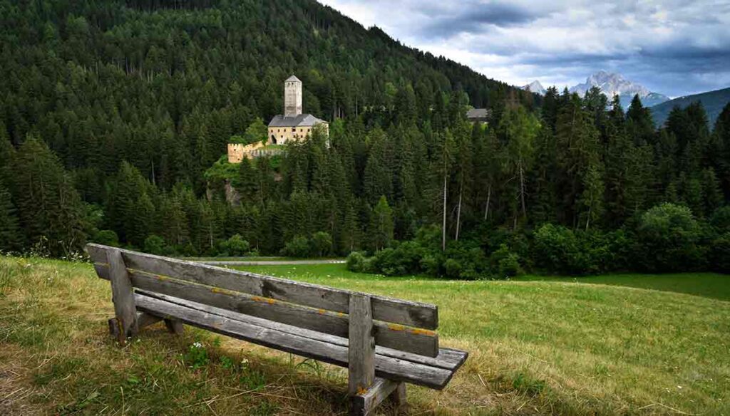 questo-castello-nascosto-tra-i-monti-e-un-piccolo-gioiello