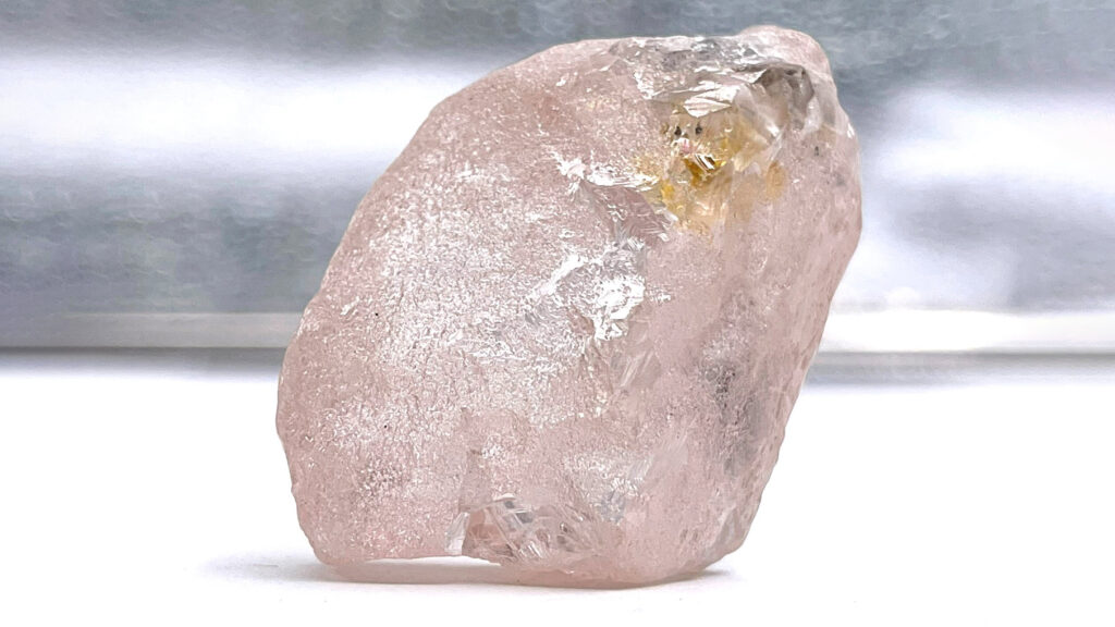 this-170-carat-pink-diamond-may-be-the-largest-found-in-the-past-300-years