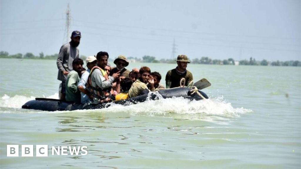 pakistan-floods:-officials-struggle-to-stop-biggest-lake-overflowing