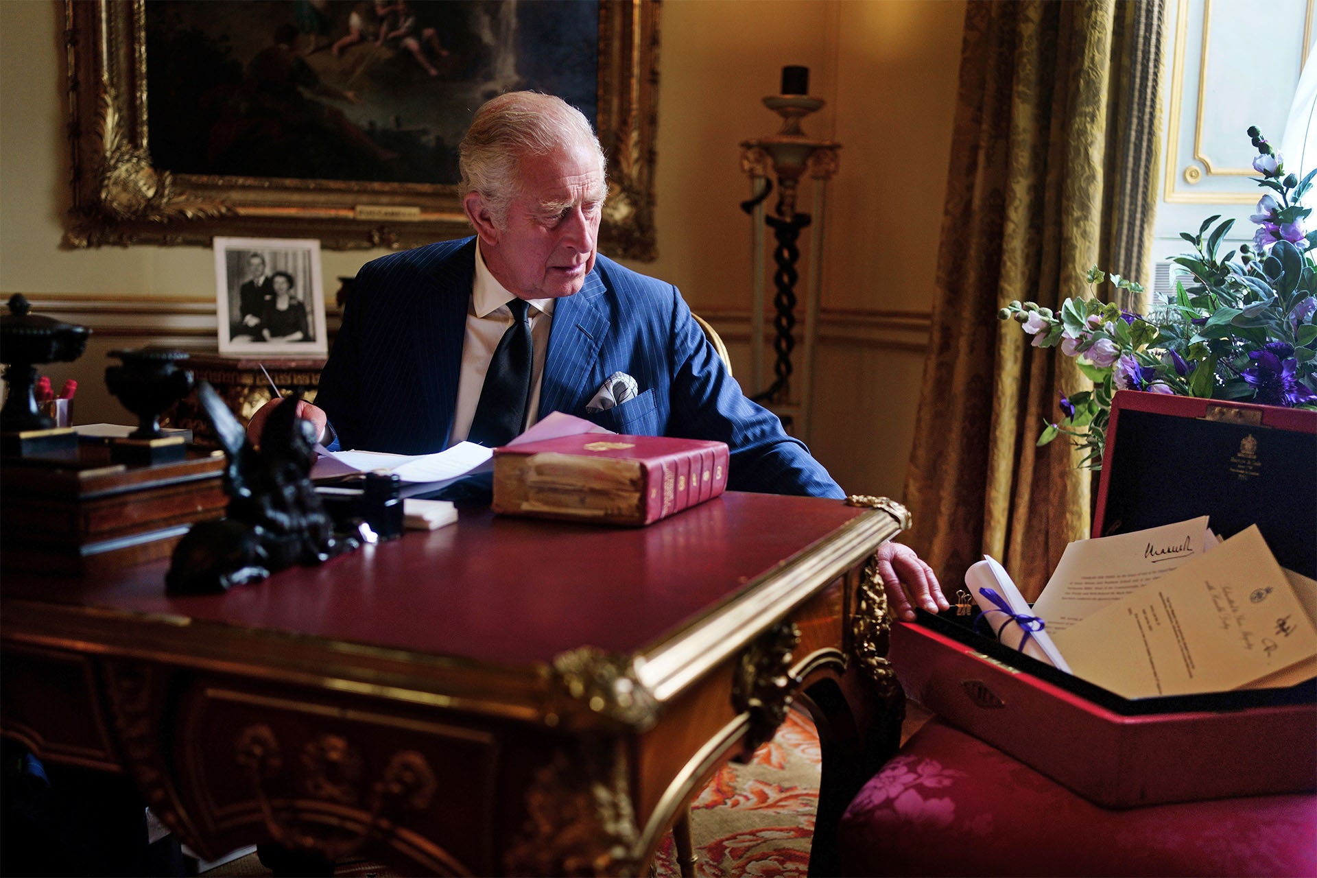 buckingham-palace-unveils-new-official-photo-of-charles-iii-as-king