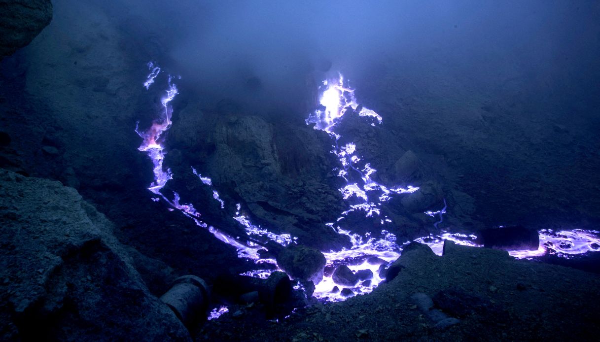 in-indonesia-esiste-un-vulcano-magico-dalla-lava-blu
