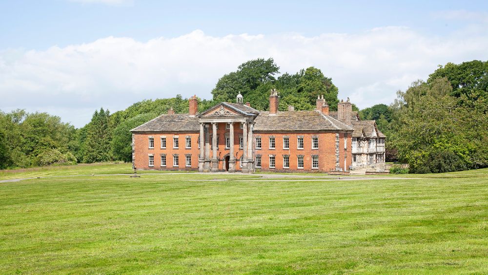 this-historic-english-estate-with-ties-to-the-royal-family-just-listed-for-the-first-time-in-700-years  