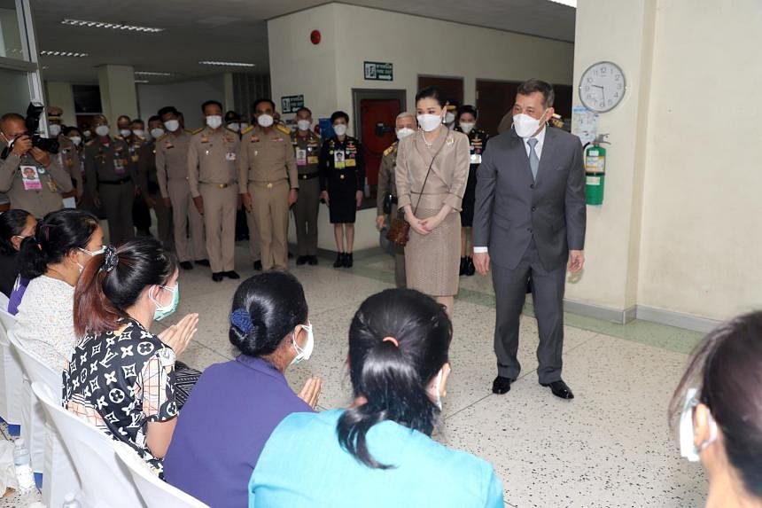 thai-king-visits-hospital-after-nursery-massacre