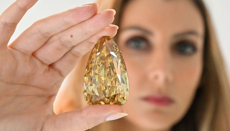 appetite-for-rarities:-the-303.10-carat-‘golden-canary’-is-estimated-to-fetch-$15-million-in-auction-–-lifestyle-asia