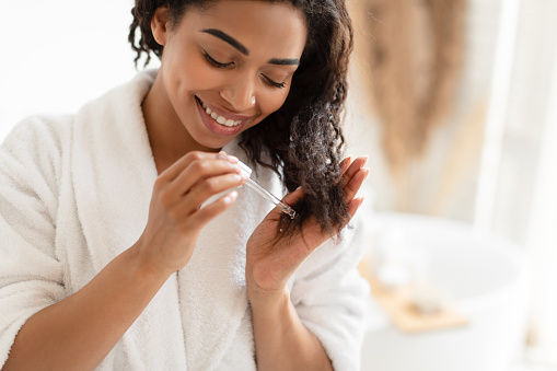 castor-oil-for-hair:-the-benefits,-and-how-to-use-it-(plus,-best-buys)