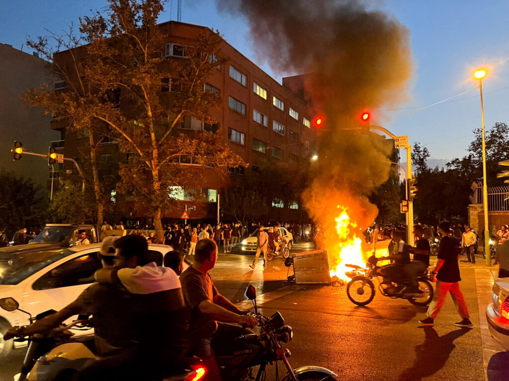 «abbasso-al-dittatore»,-le-proteste-durante-la-cerimonia-per-mahsa