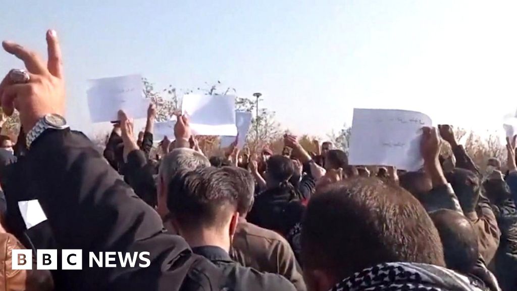 iran-protests:-mourners-defy-police-to-gather-at-mahsa-amini's-grave