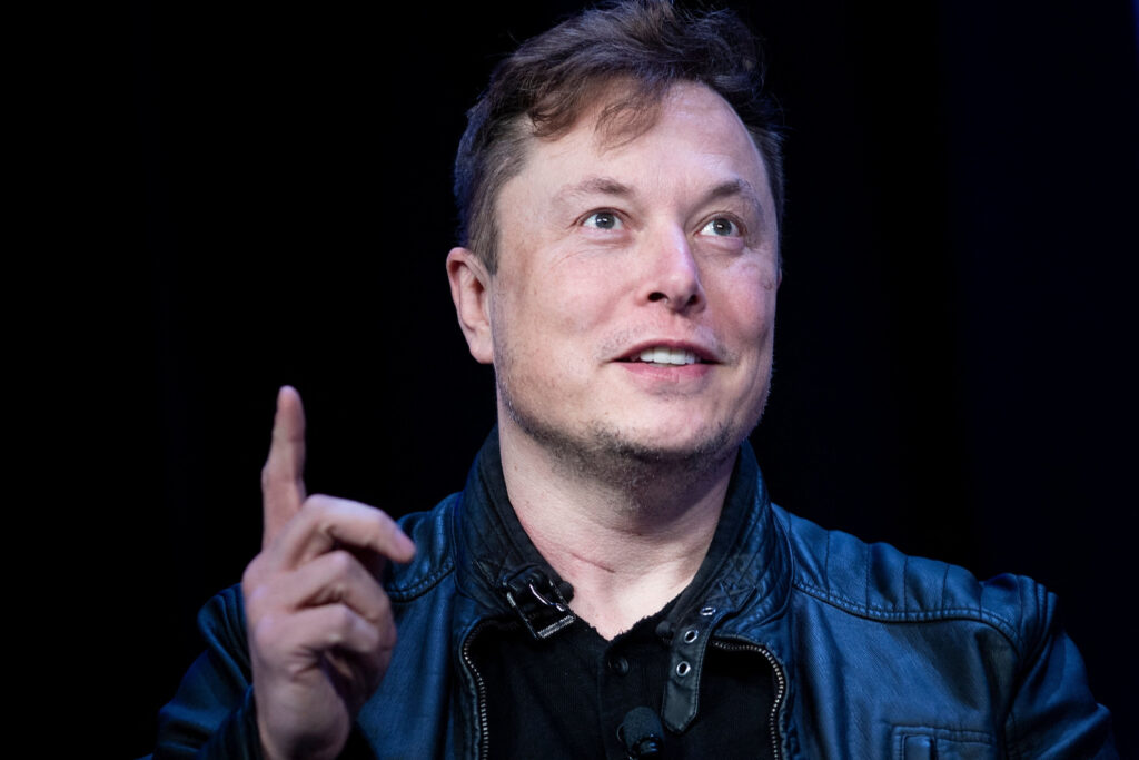 musk-fa-il-pieno-di-utenti-su-twitter-e-assume-un-hacker