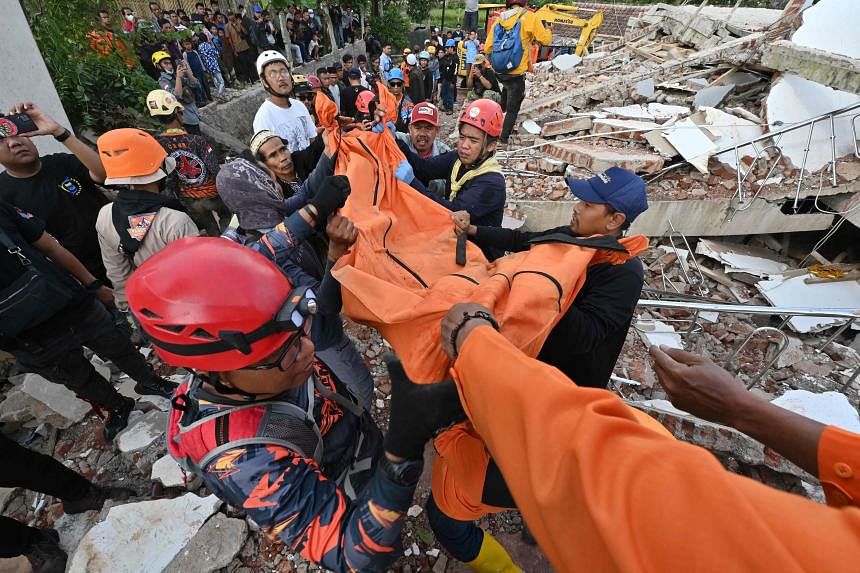 traumatised-relatives-await-news-of-missing-in-quake-hit-indonesia