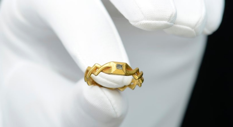 lost-treasure:-a-uk-metal-detectorist-finds-a-medieval-wedding-ring-worth-up-to-$47,300-–-lifestyle-asia
