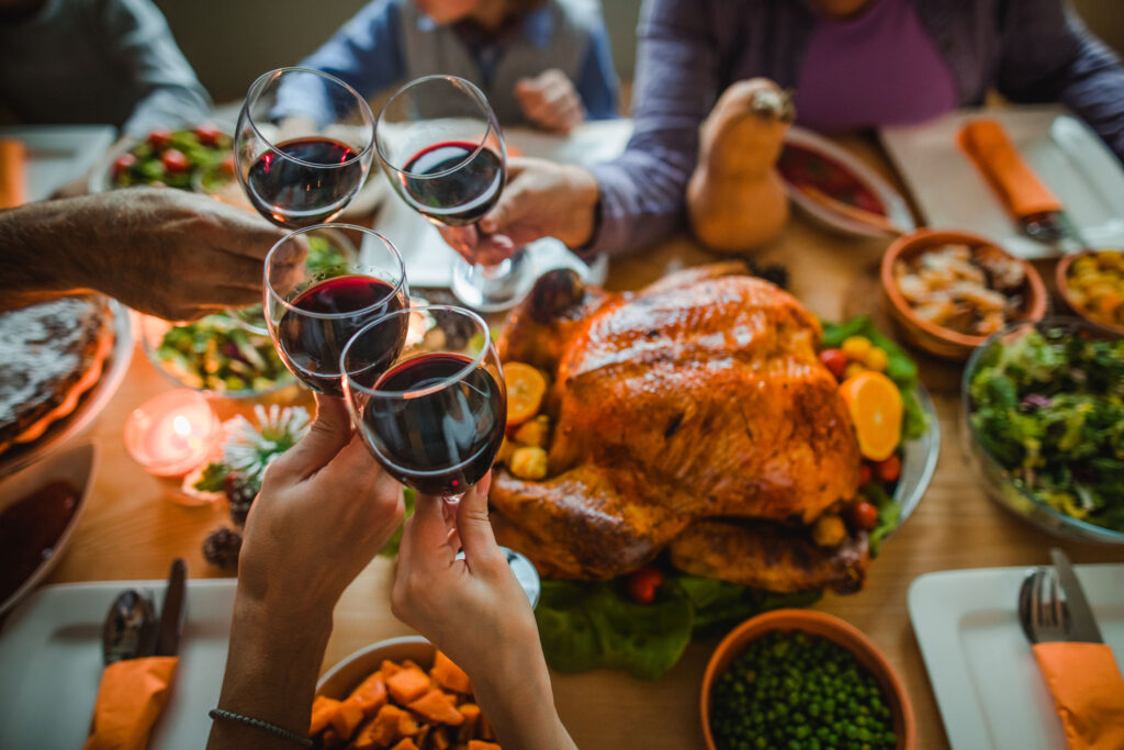 how-to-select-the-right-wine-for-your-christmas-parties,-according-to-a-sommelier