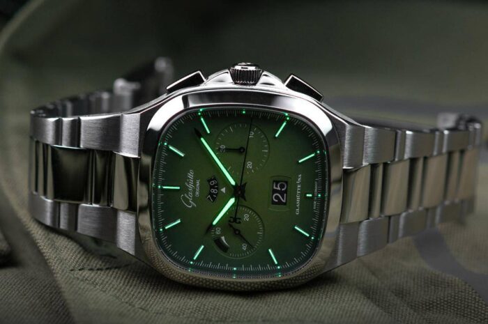 glashutte-original-seventies-chronograph-panorama-date-in-fab-green-|-senatus