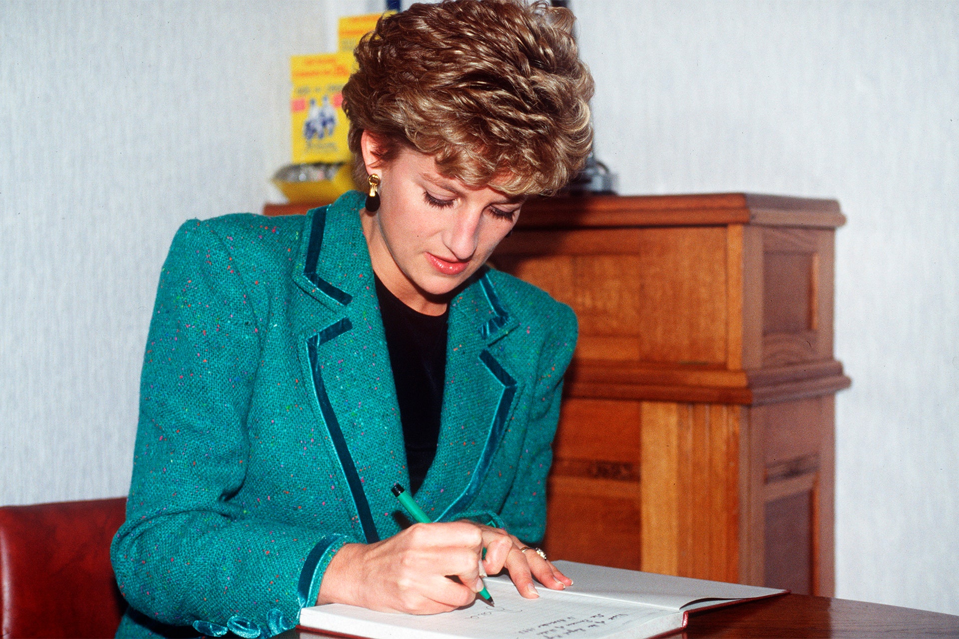 princess-diana’s-intimate-thoughts-on-her-‘desperate-and-ugly’-divorce-are-unveiled-in-letters-set-to-be-auctioned