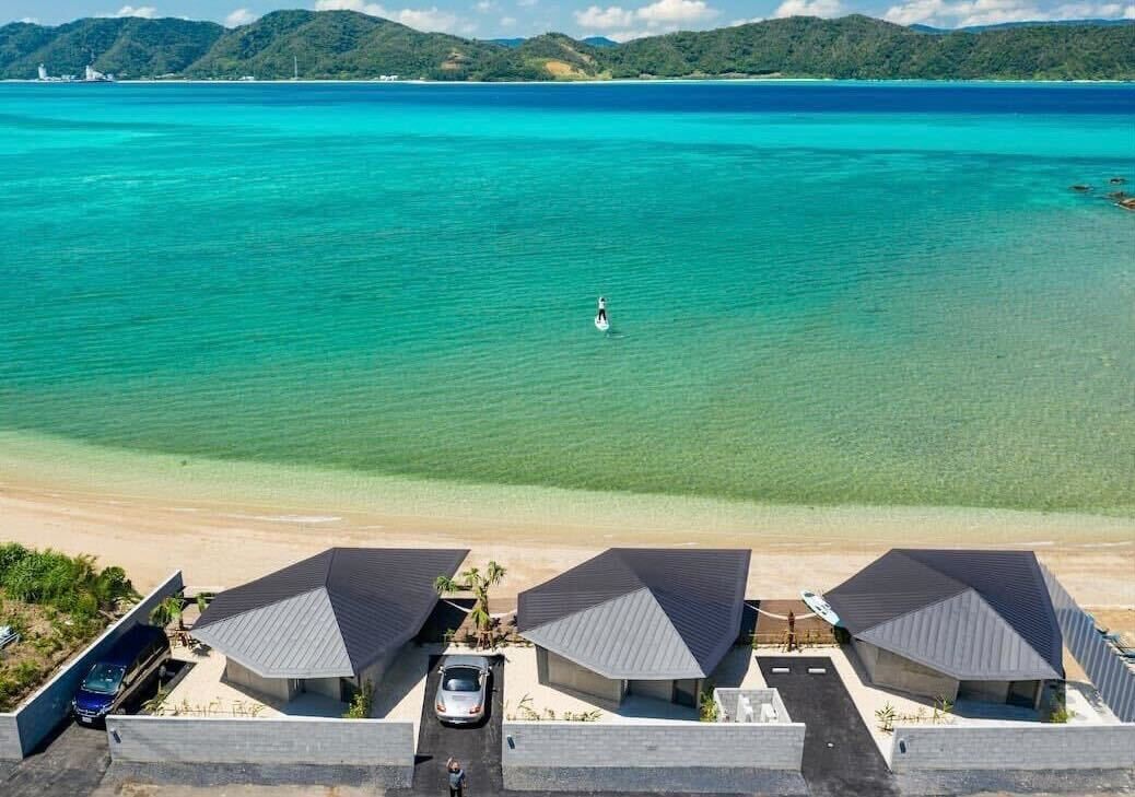 a-community-based-luxury-property-development-on-amami-island-by-atelier-tekuto-–-truly-classy