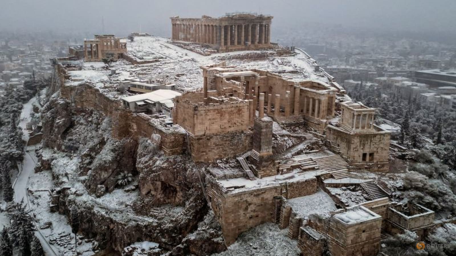 snowstorm-shuts-schools-and-shops,-disrupts-traffic-in-athens