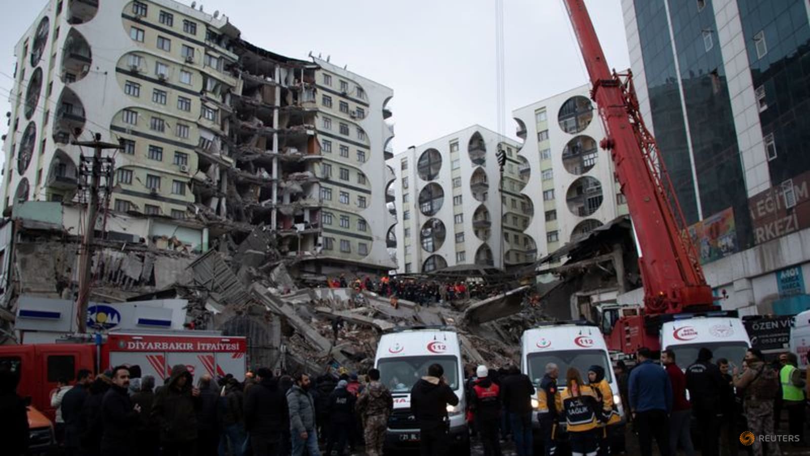 after-huge-turkey-quake,-diyarbakir-residents-pray-for-missing-families